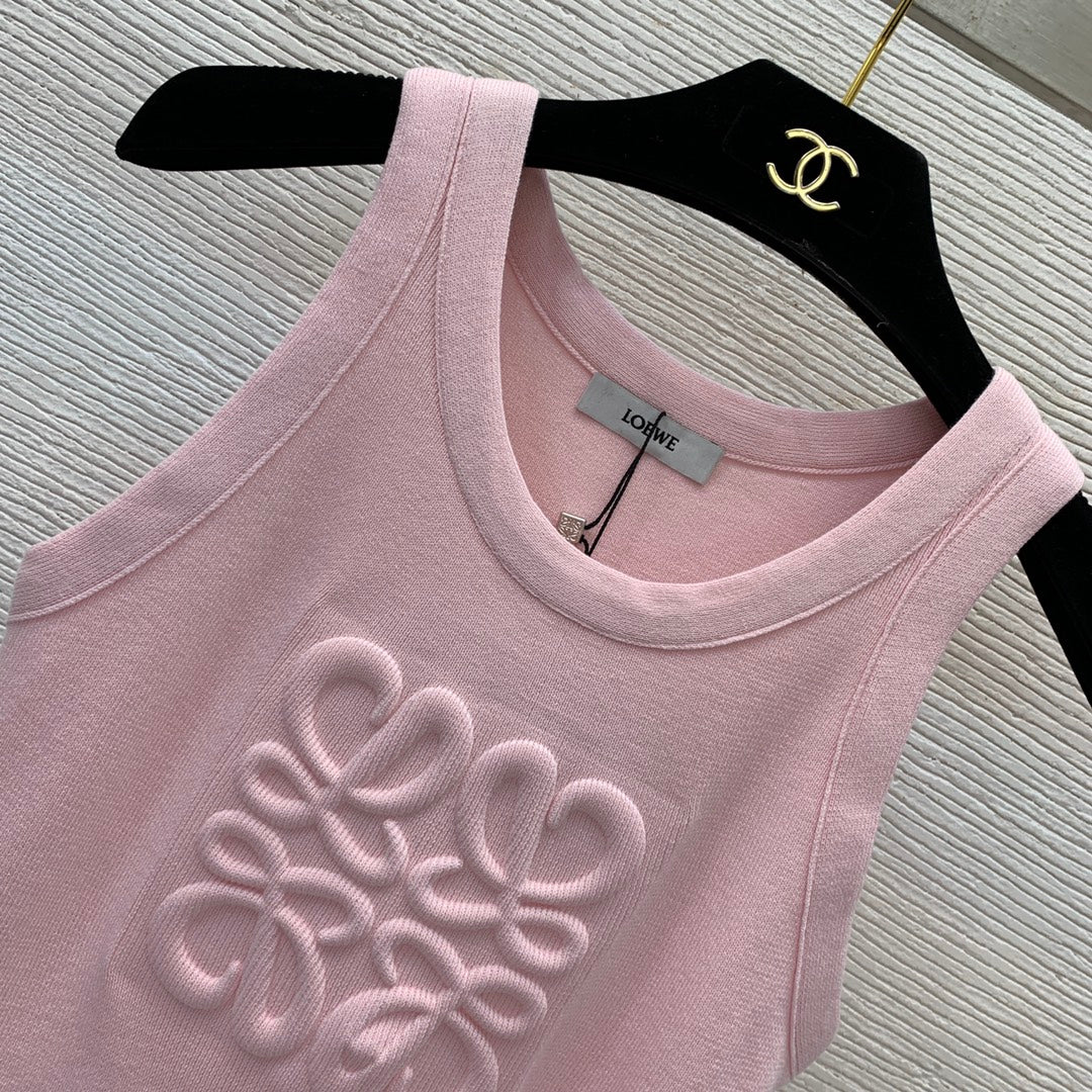 25 Slim-fitting stretch knitted vest with 3D embossing