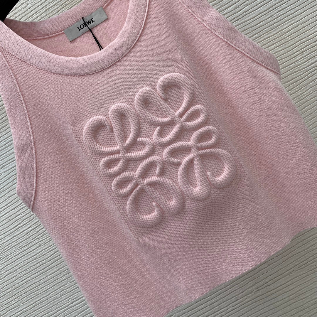 25 Slim-fitting stretch knitted vest with 3D embossing