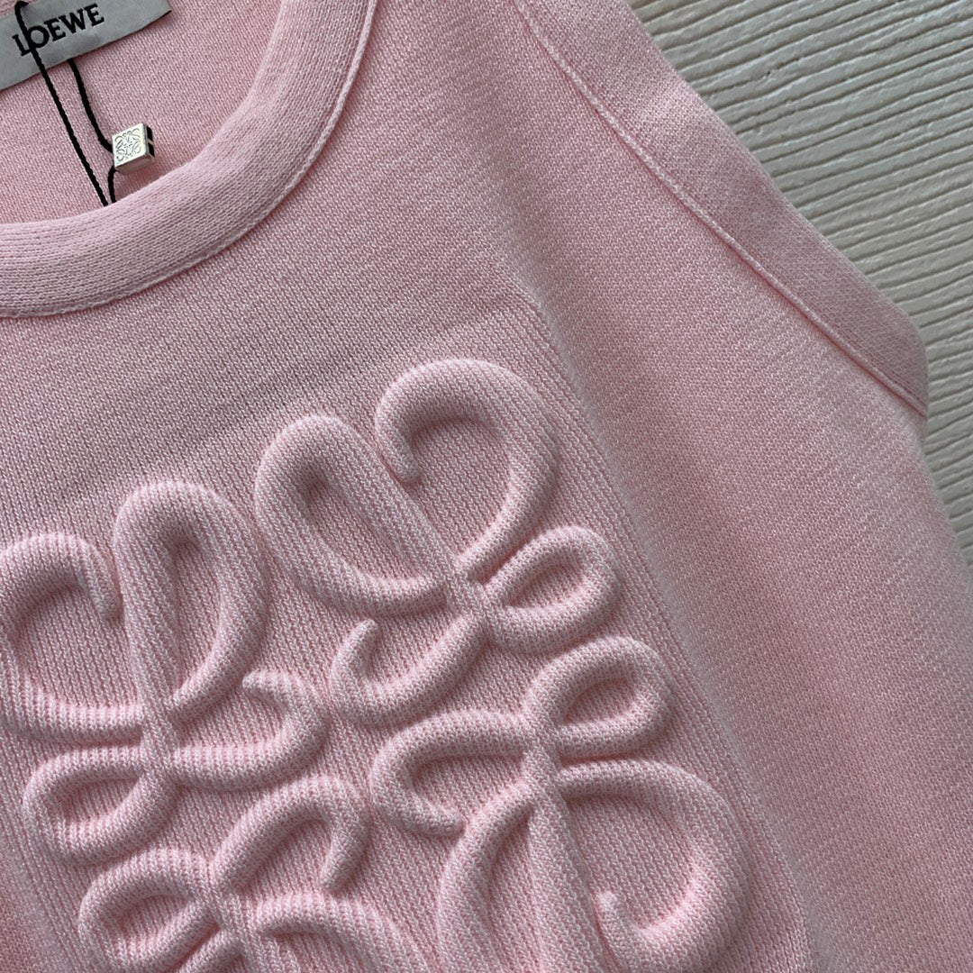 25 Slim-fitting stretch knitted vest with 3D embossing