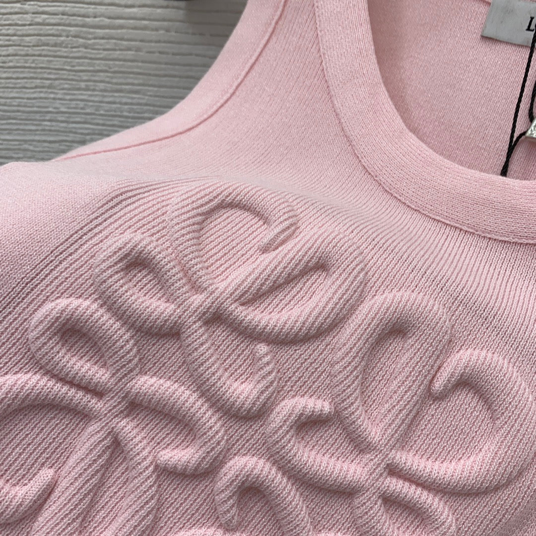 25 Slim-fitting stretch knitted vest with 3D embossing
