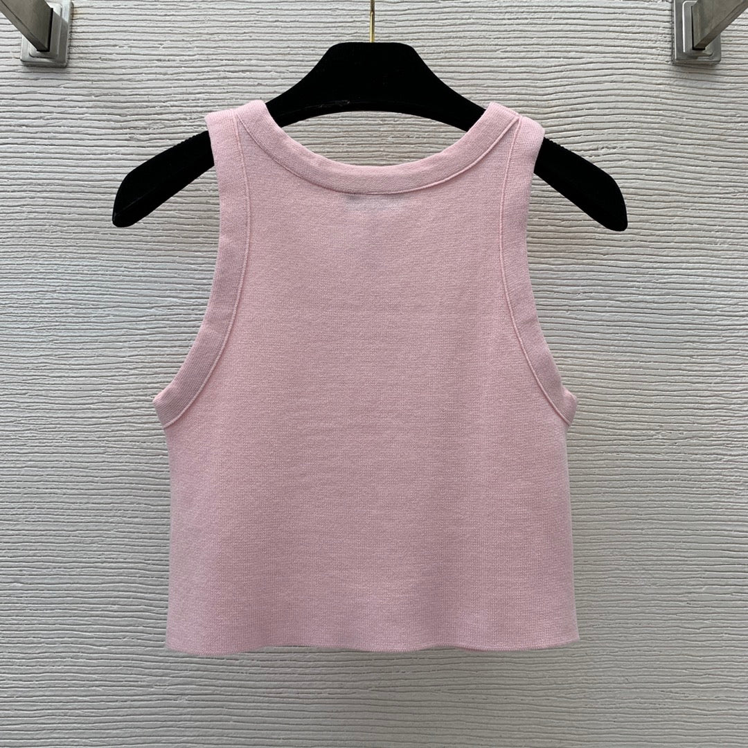 25 Slim-fitting stretch knitted vest with 3D embossing