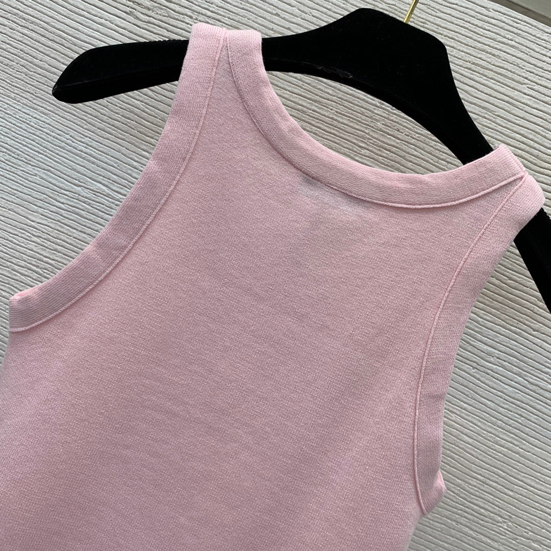 25 Slim-fitting stretch knitted vest with 3D embossing