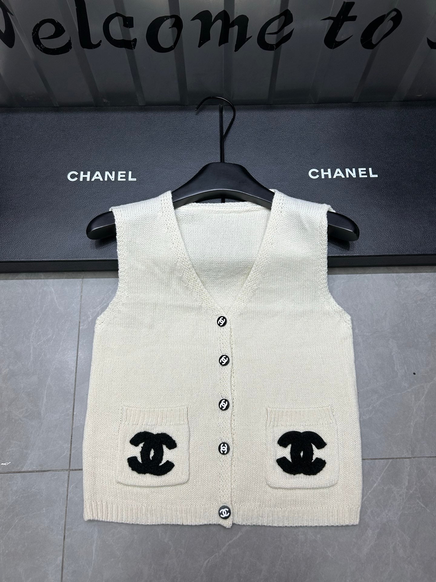 25 new Classic double pocket embroidered logo vest