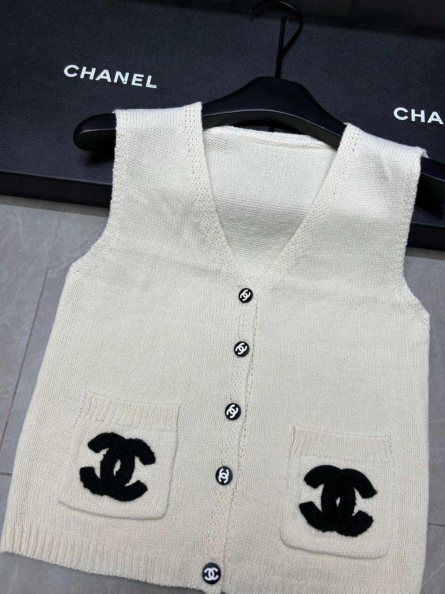 25 new Classic double pocket embroidered logo vest