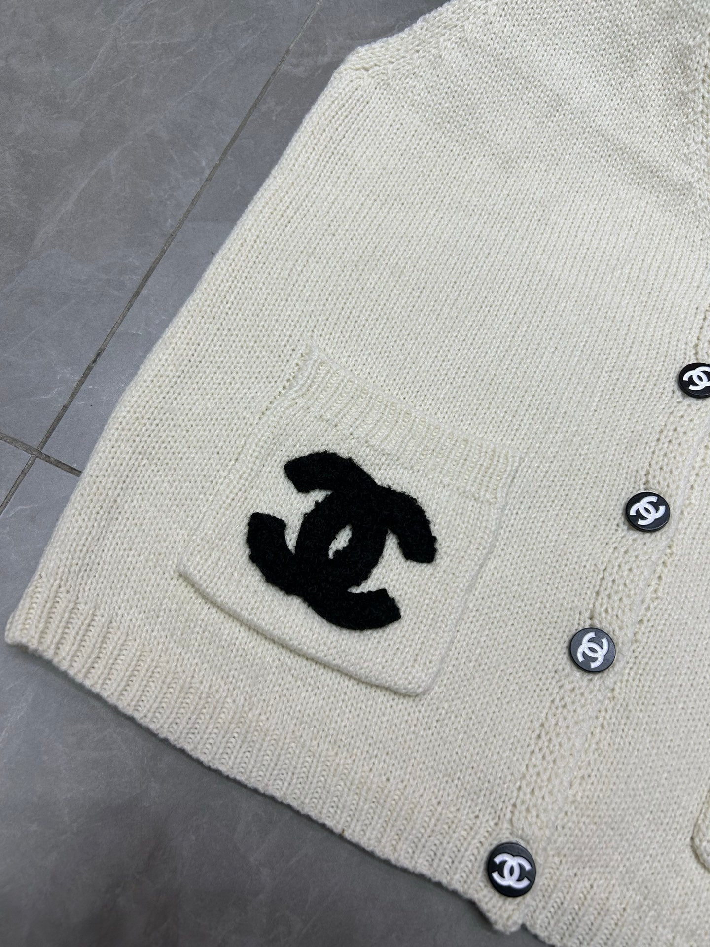 25 new Classic double pocket embroidered logo vest