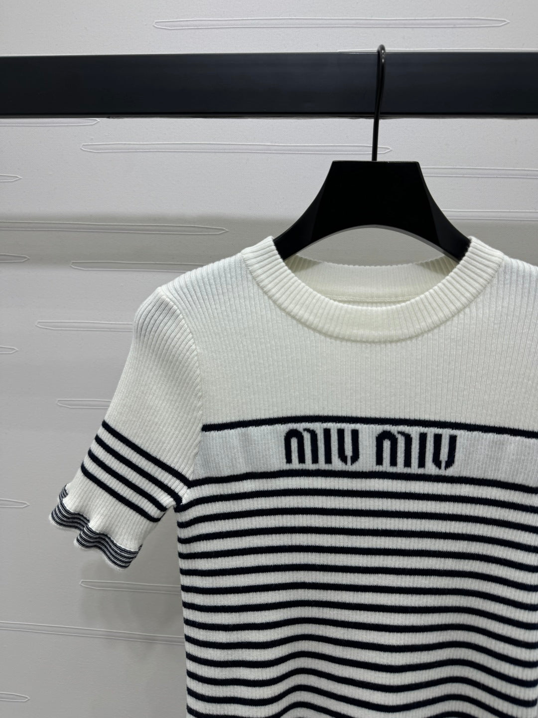 25 Striped crew neck knit short sleeves