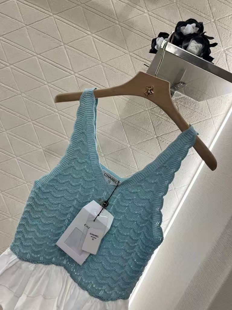25 Lace-trimmed knitted vest