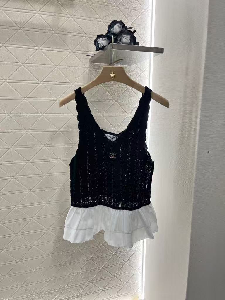 25 Lace-trimmed knitted vest