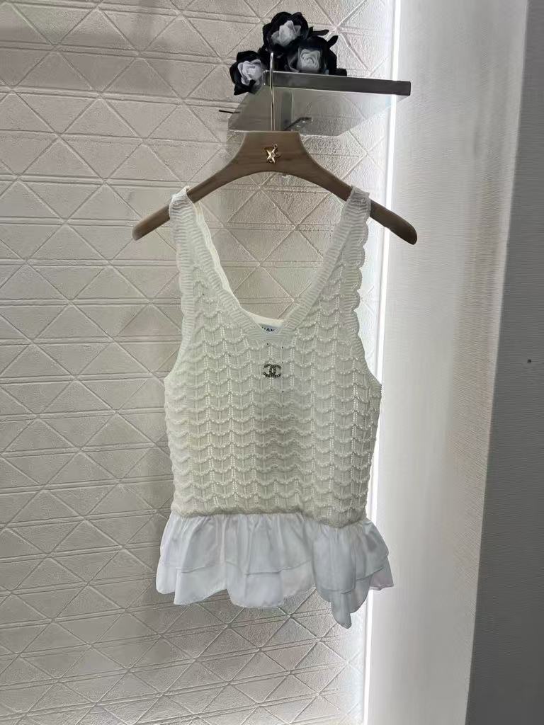 25 Lace-trimmed knitted vest