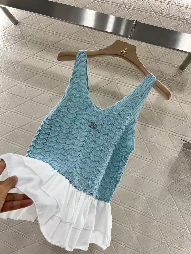 25 Lace-trimmed knitted vest