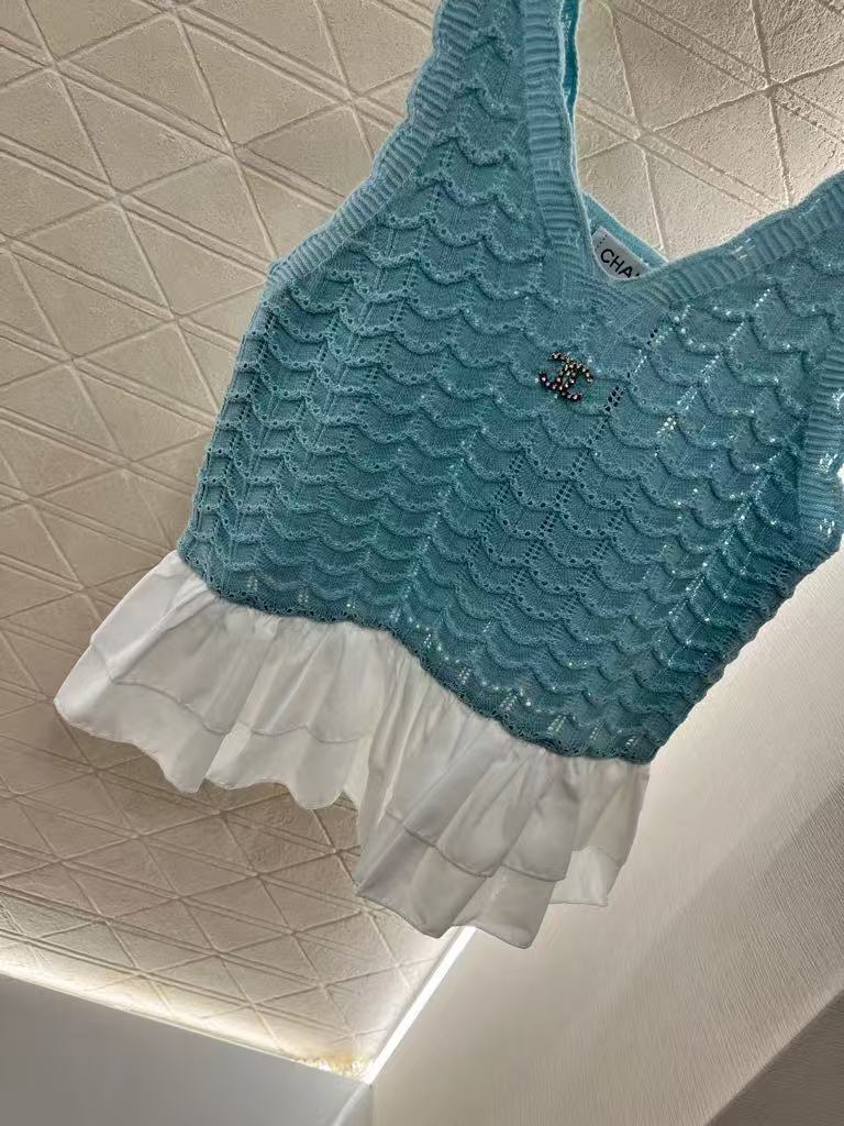 25 Lace-trimmed knitted vest