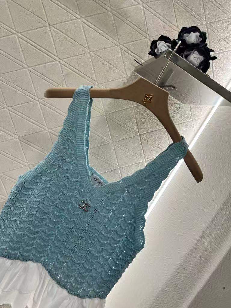 25 Lace-trimmed knitted vest