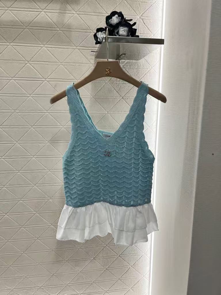 25 Lace-trimmed knitted vest