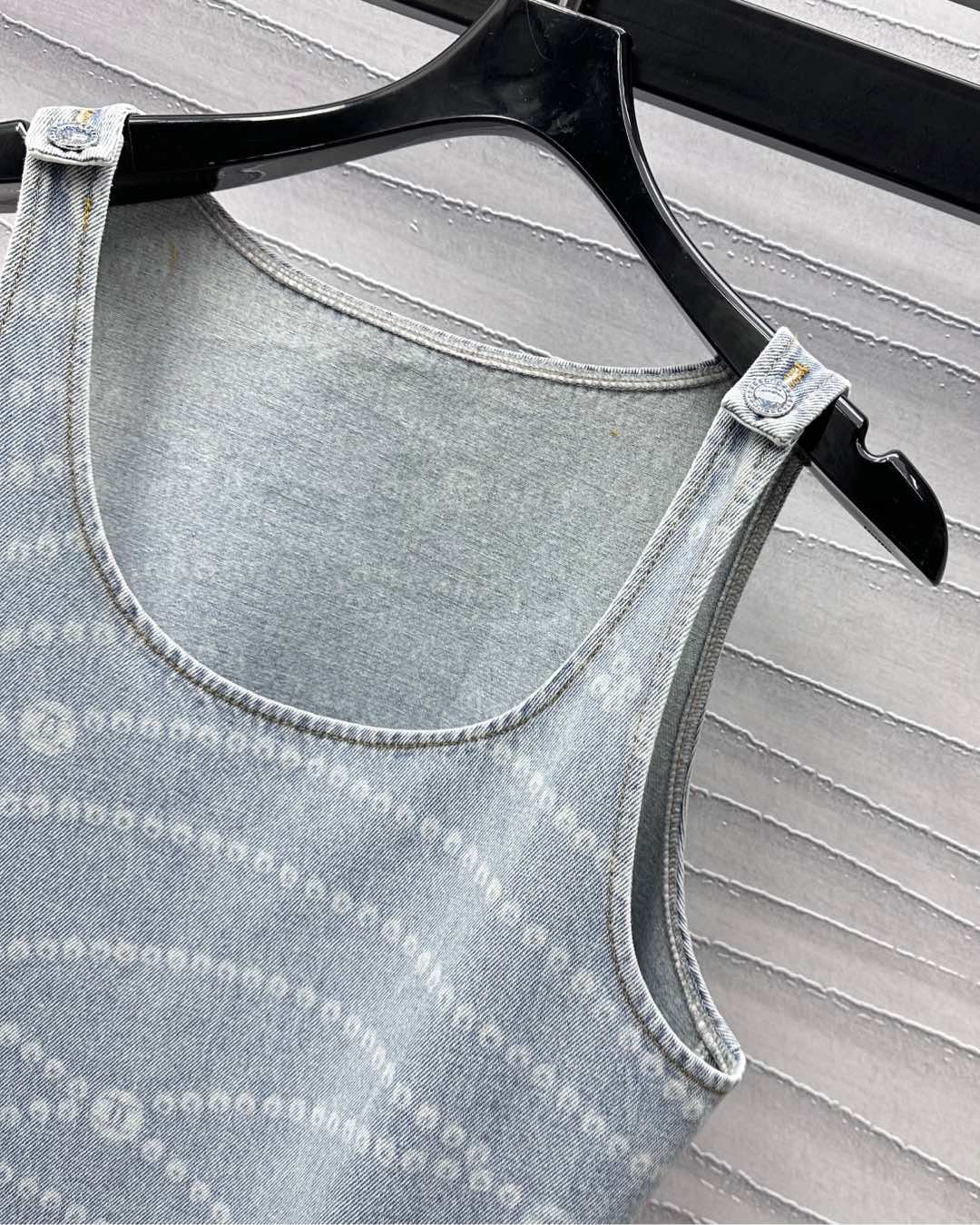 25 Laser chain denim dress