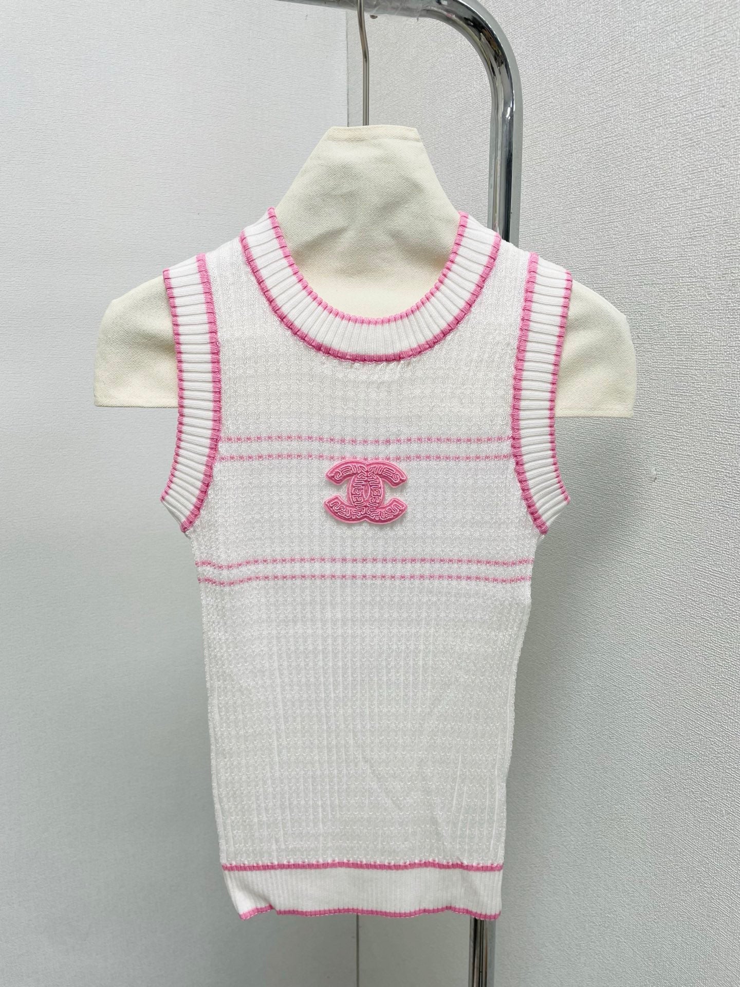 25 Round neck threaded vest