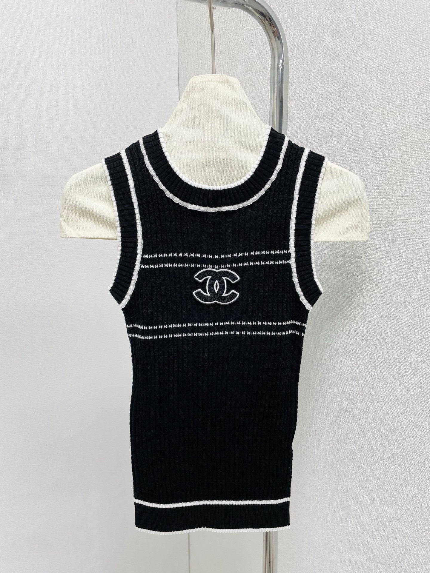 25 Round neck threaded vest