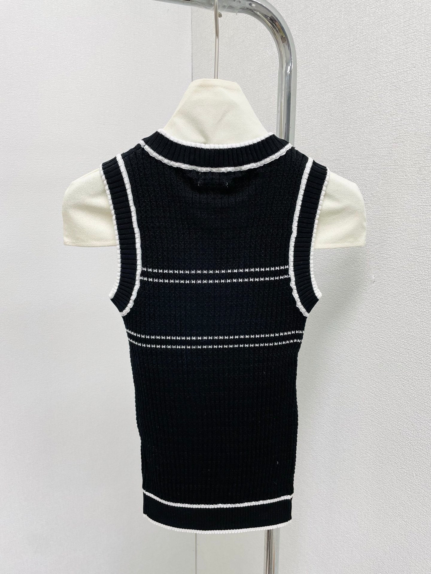 25 Round neck threaded vest