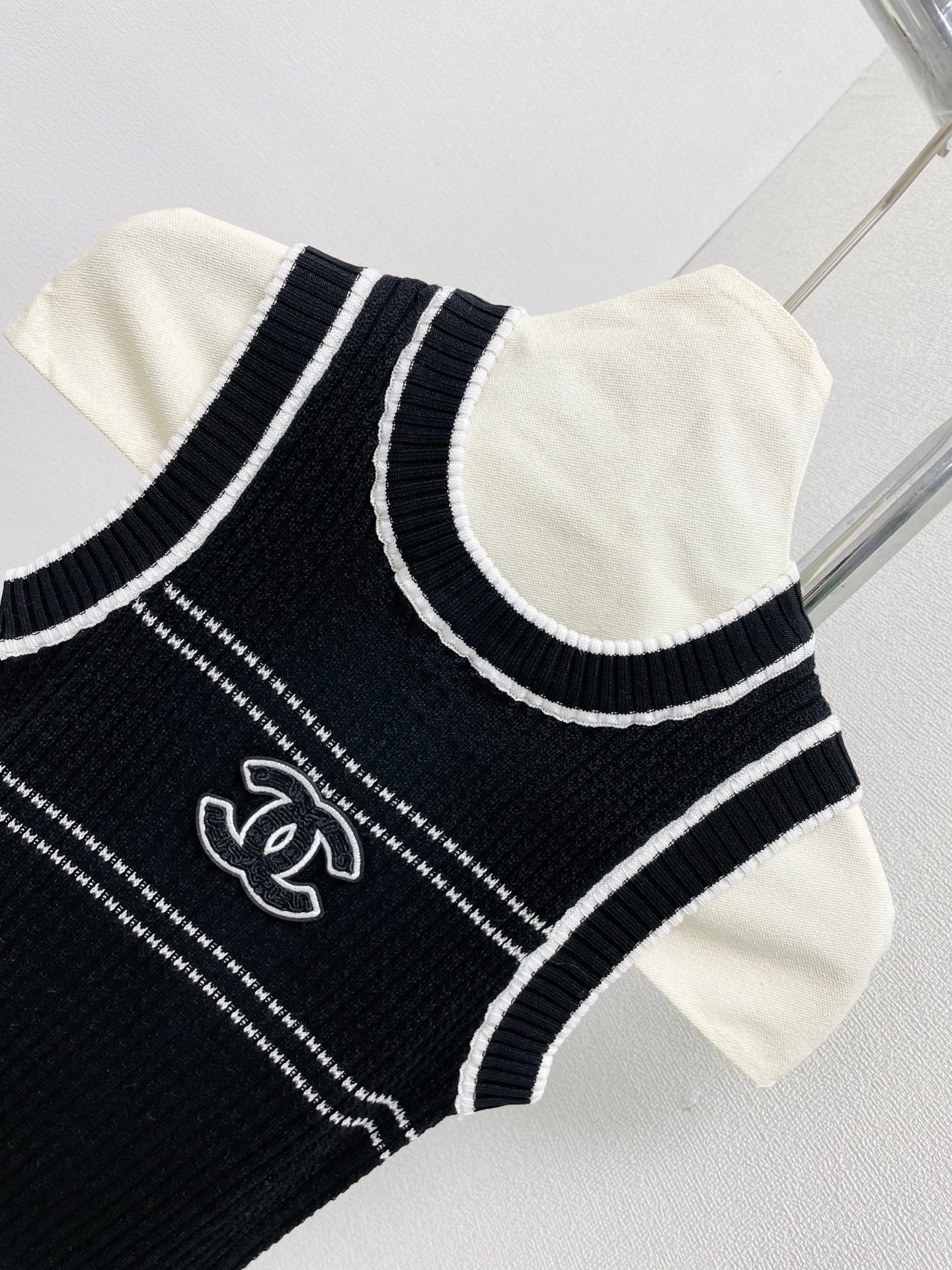 25 Round neck threaded vest