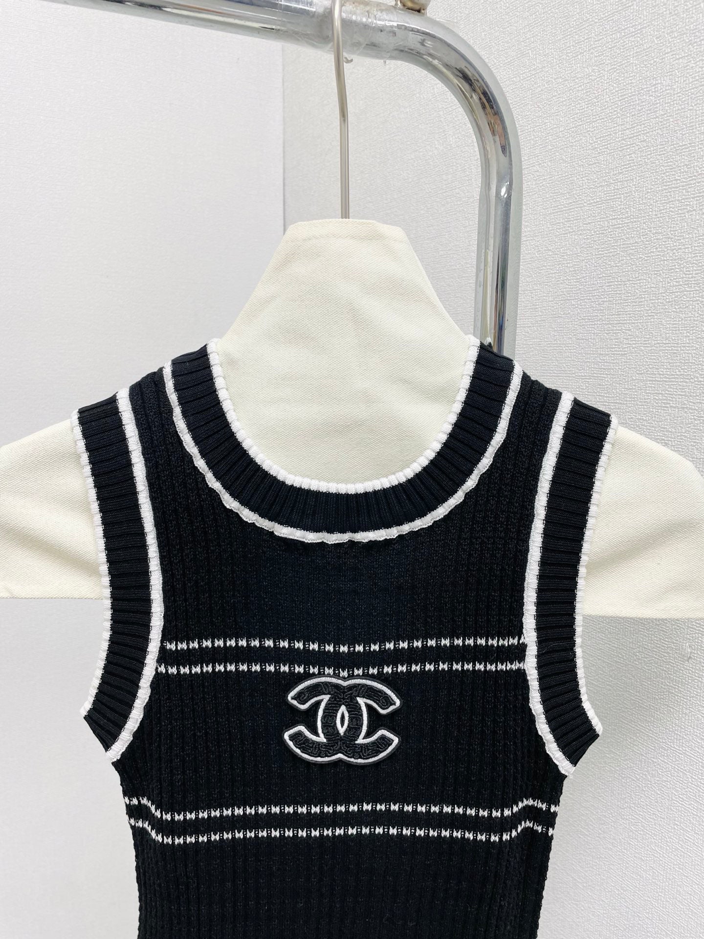 25 Round neck threaded vest