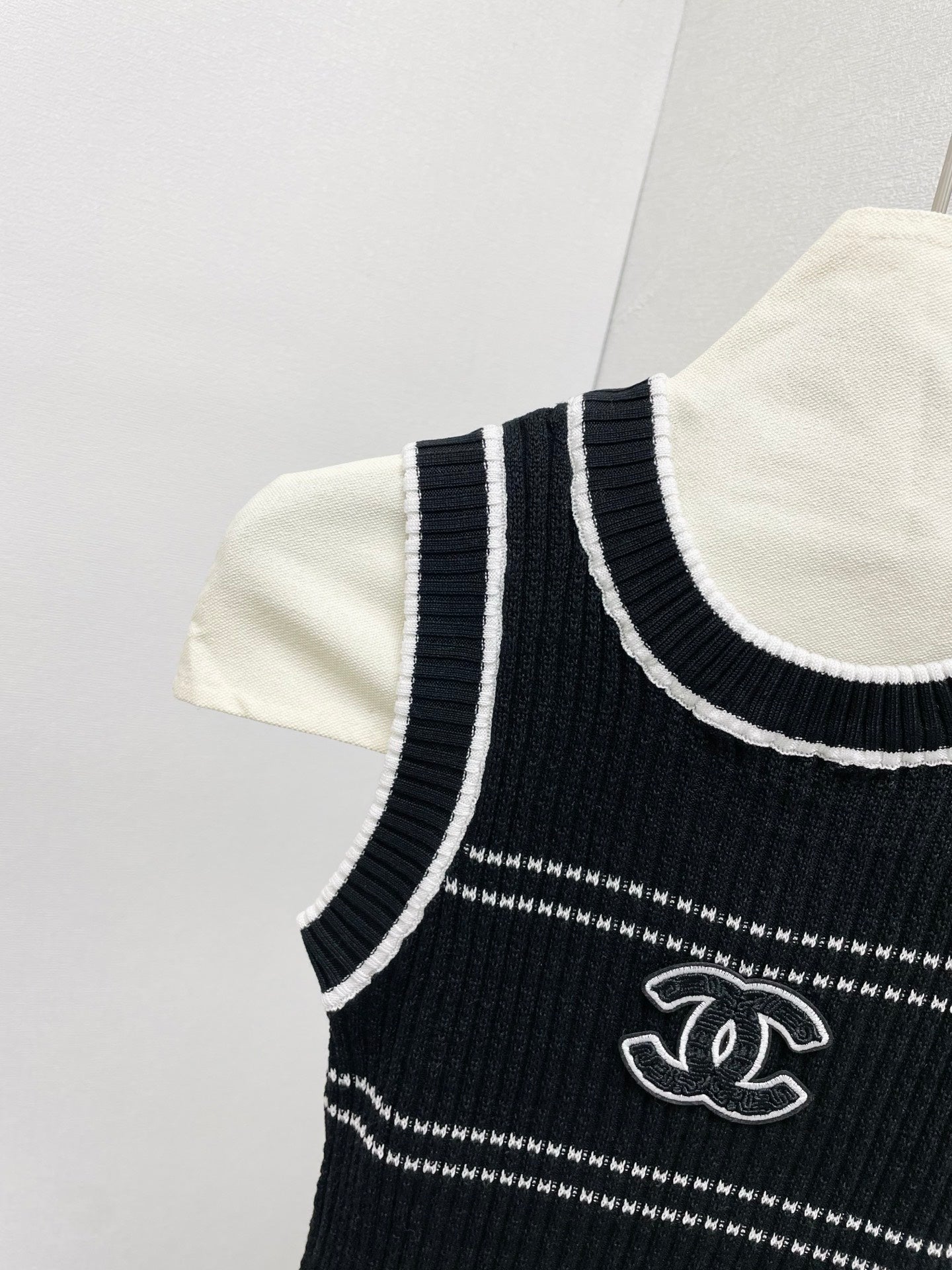 25 Round neck threaded vest