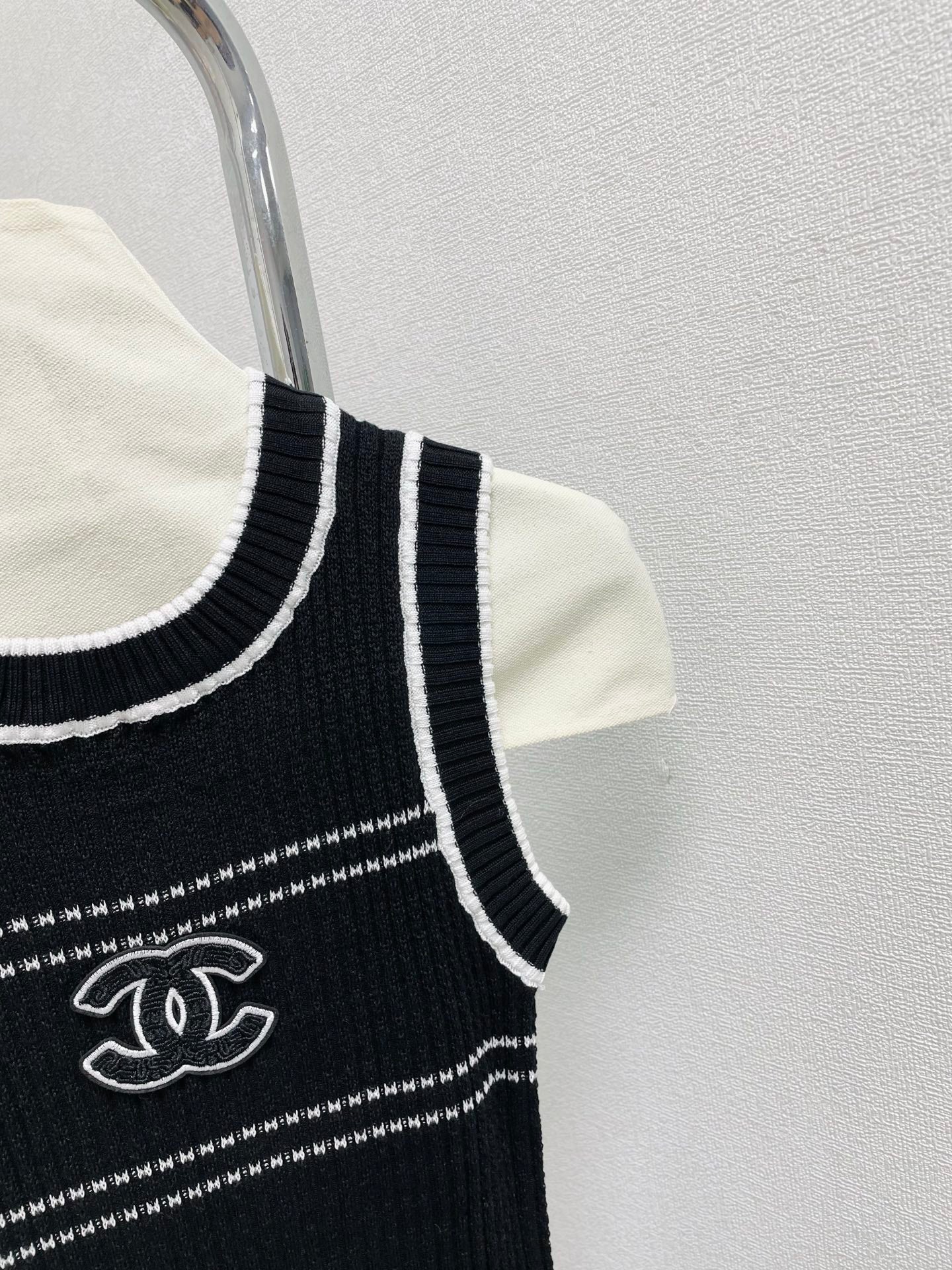 25 Round neck threaded vest