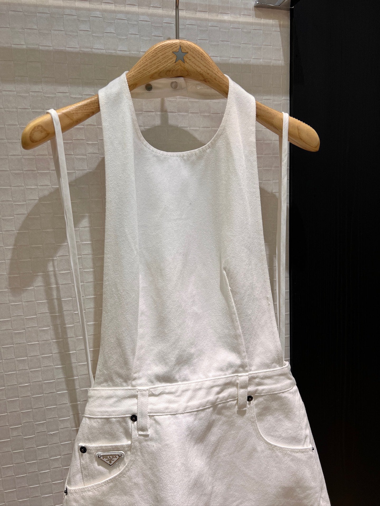 P 25 Halter neck stitching open back