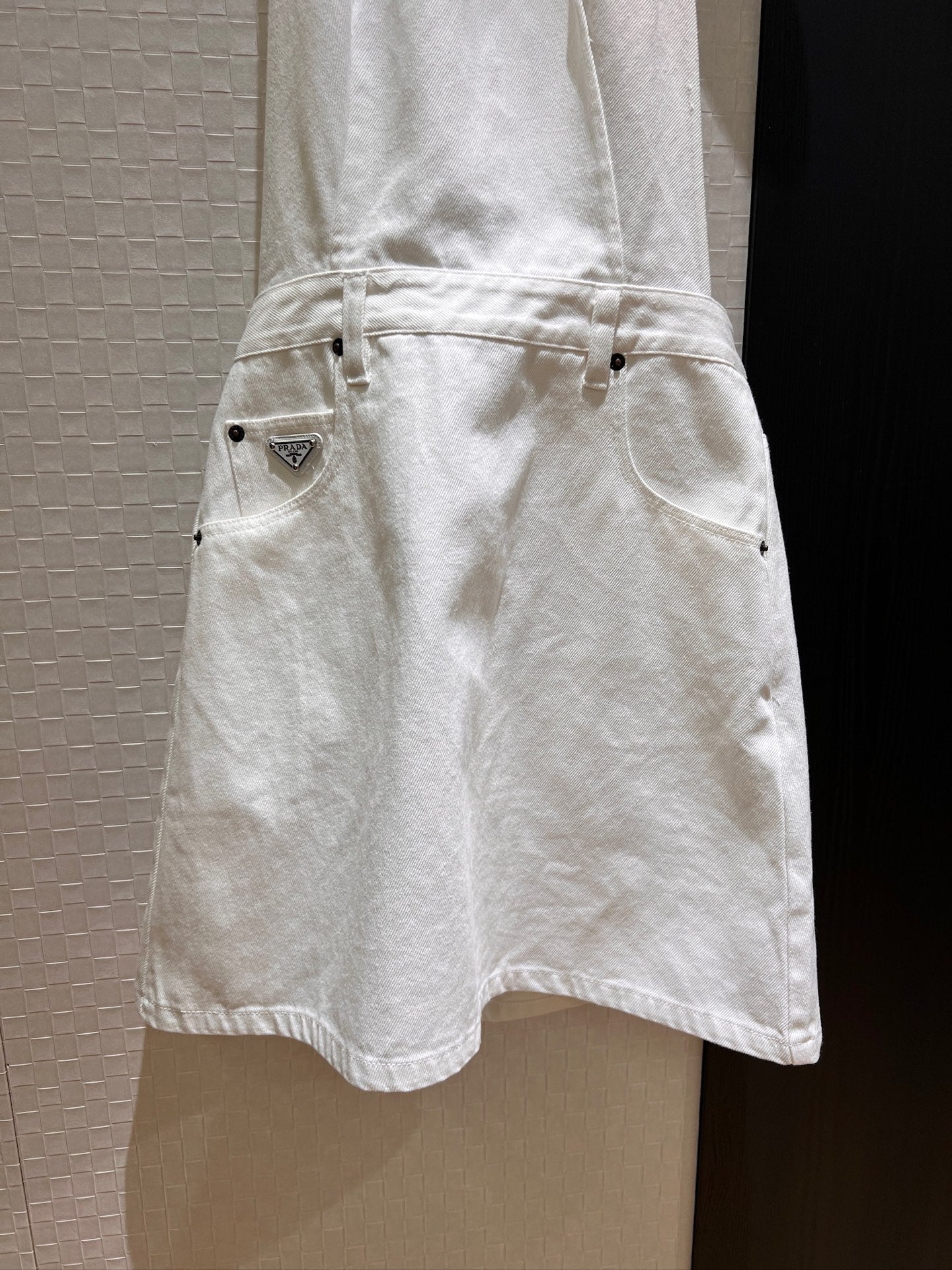 P 25 Halter neck stitching open back