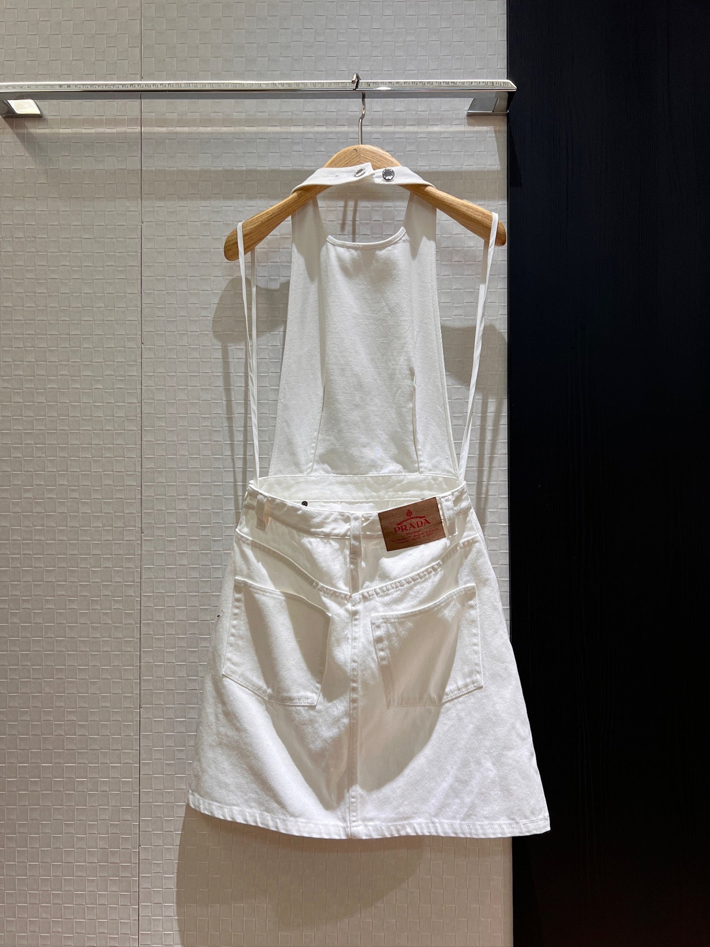 P 25 Halter neck stitching open back