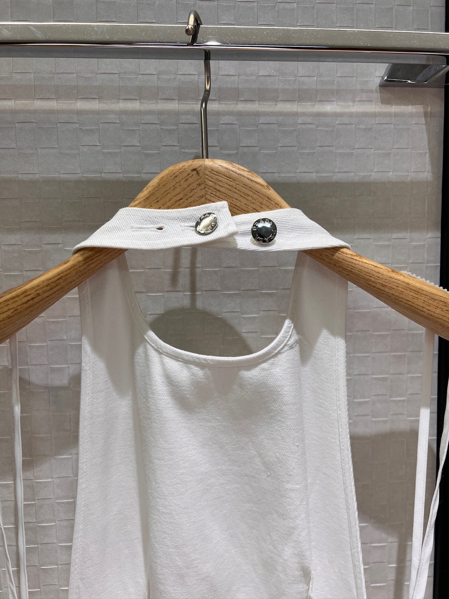 P 25 Halter neck stitching open back