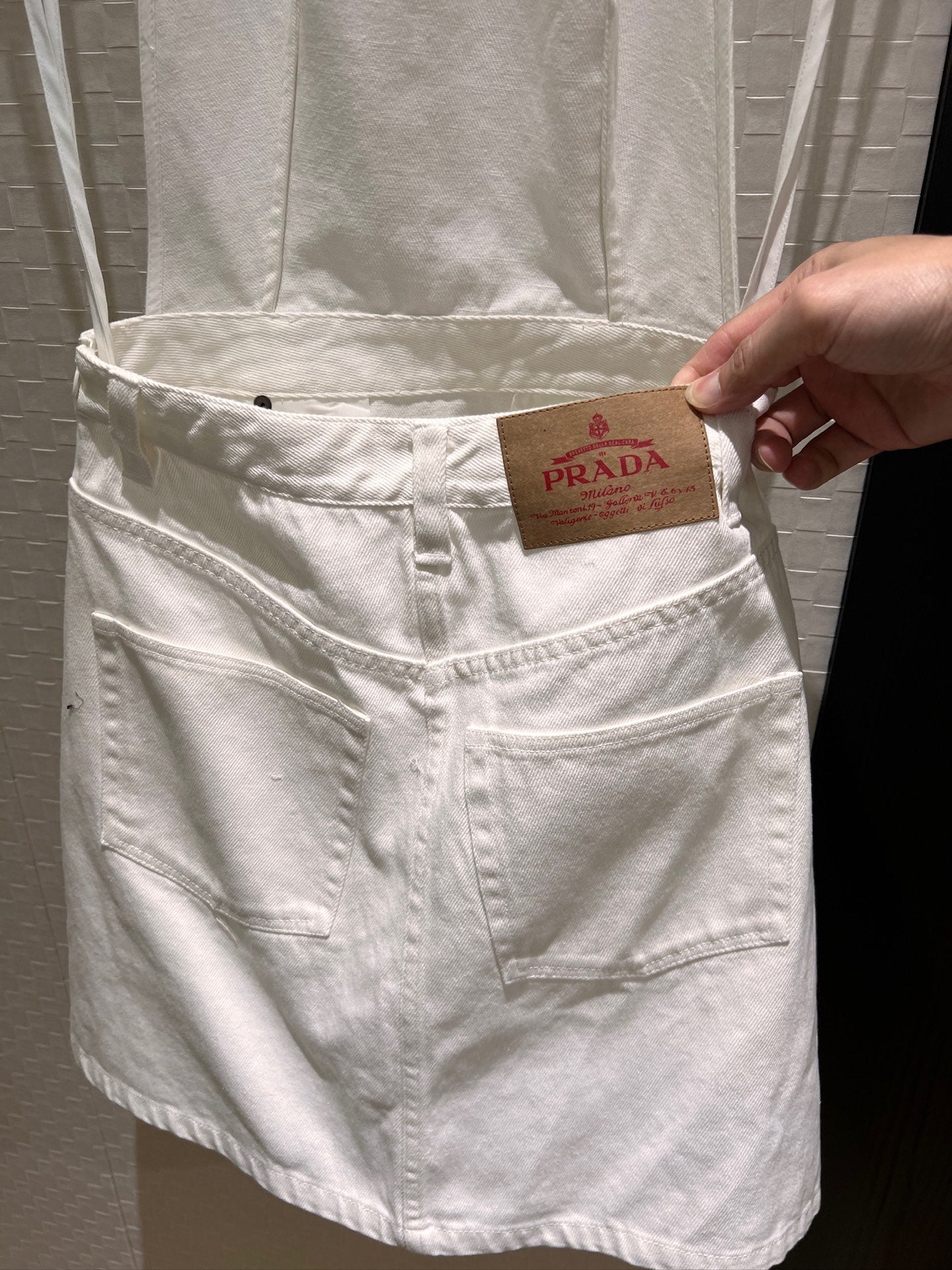 P 25 Halter neck stitching open back