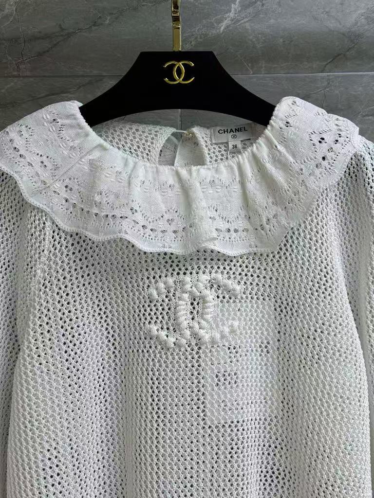 C 25 Ruffle collar hollow top