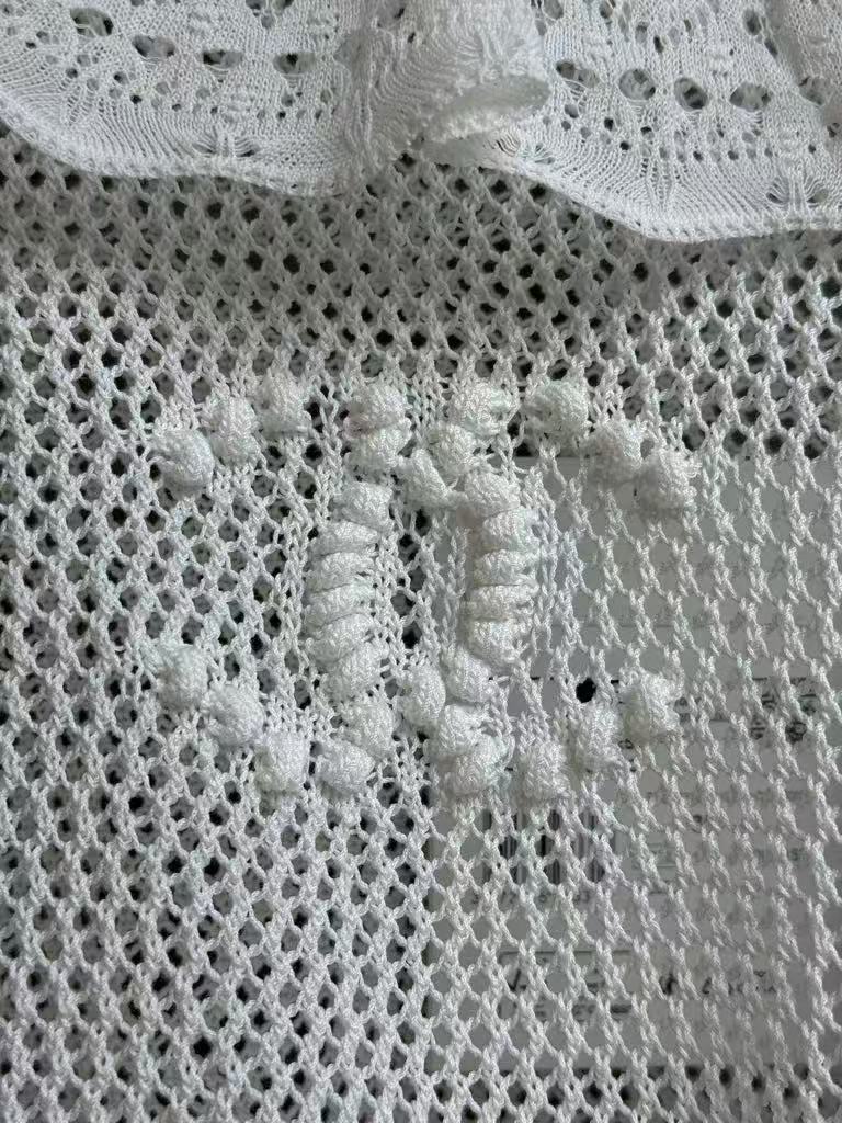 C 25 Ruffle collar hollow top