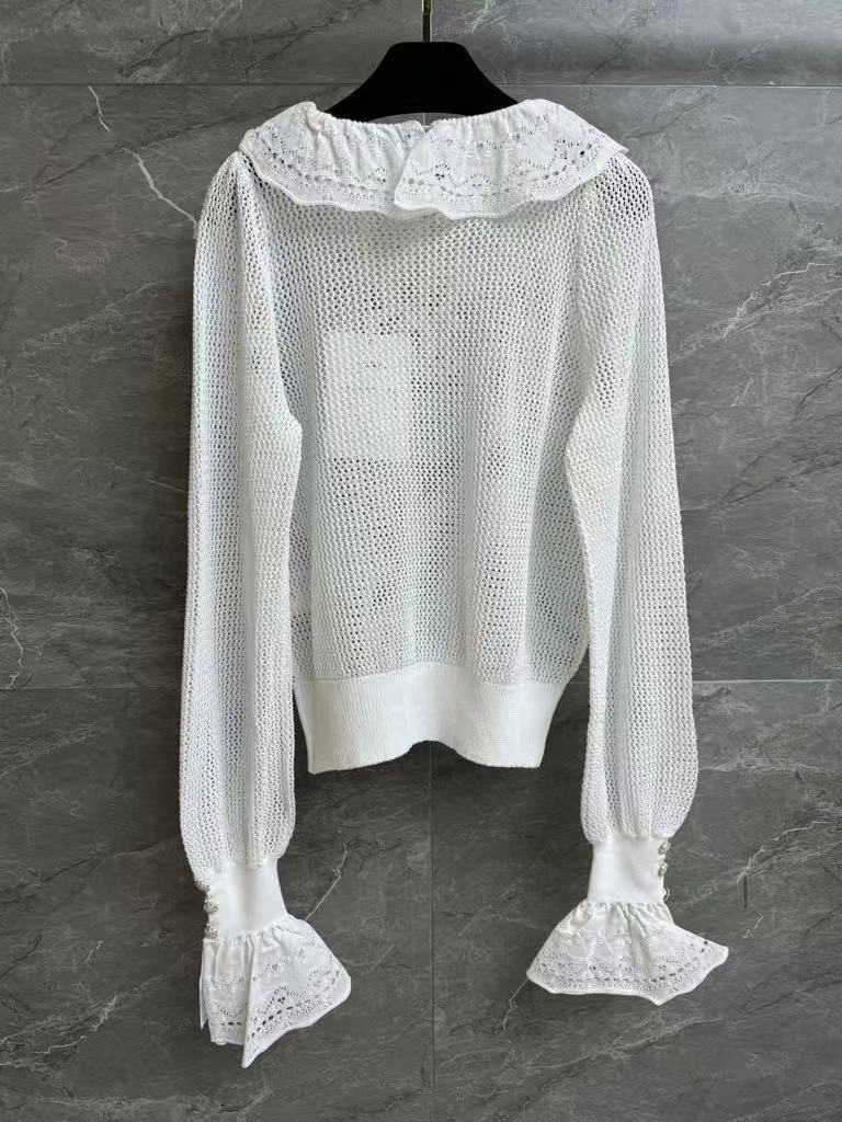 C 25 Ruffle collar hollow top