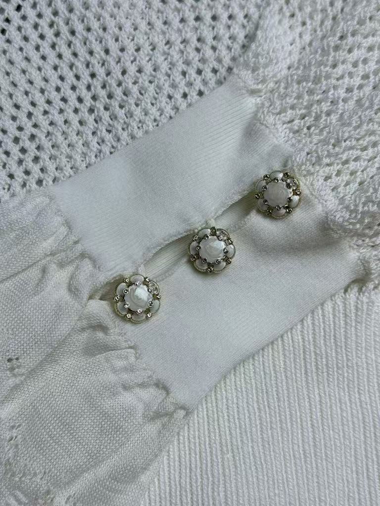 C 25 Ruffle collar hollow top