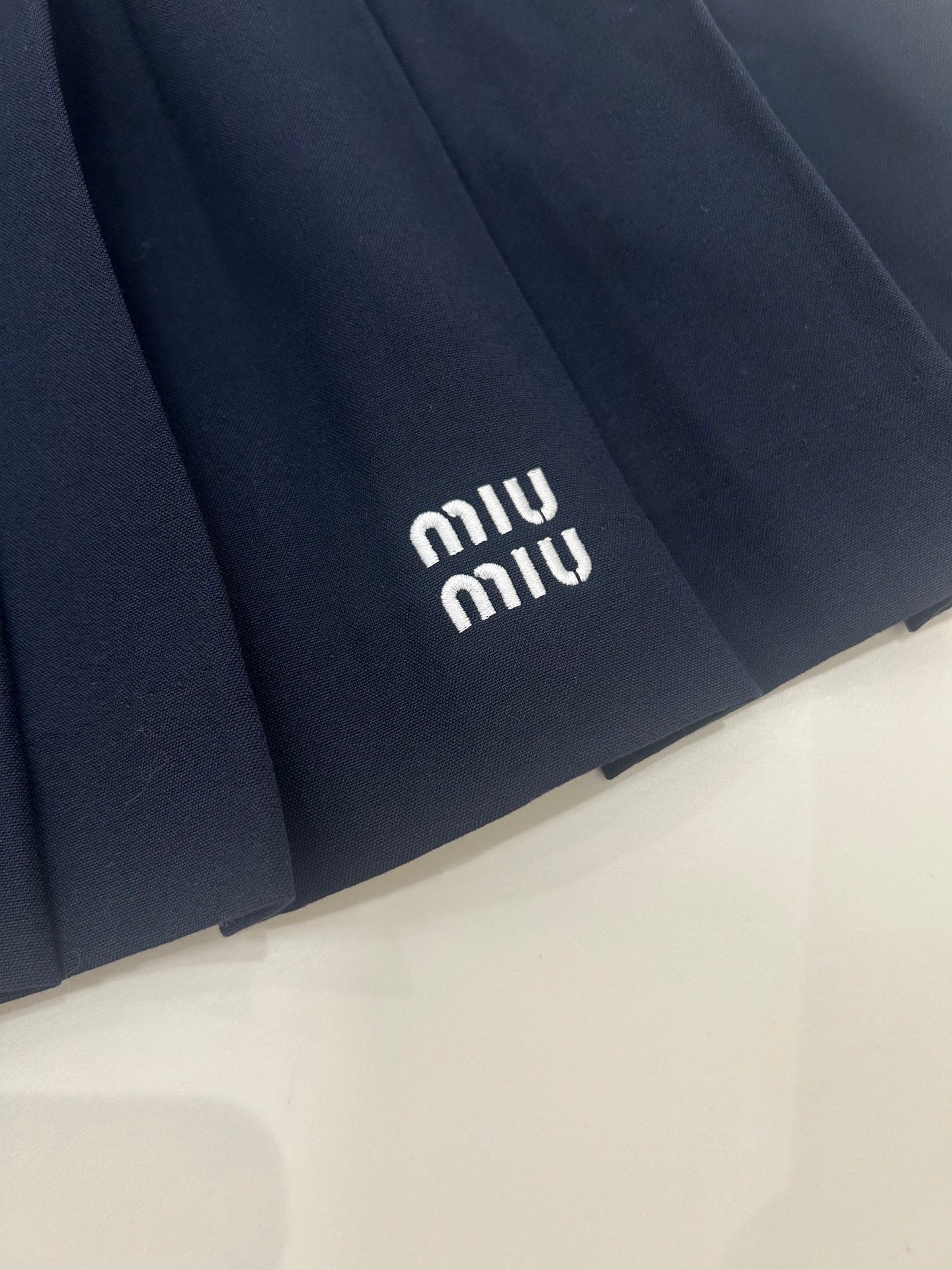 25 new white edge wool pleated skirt