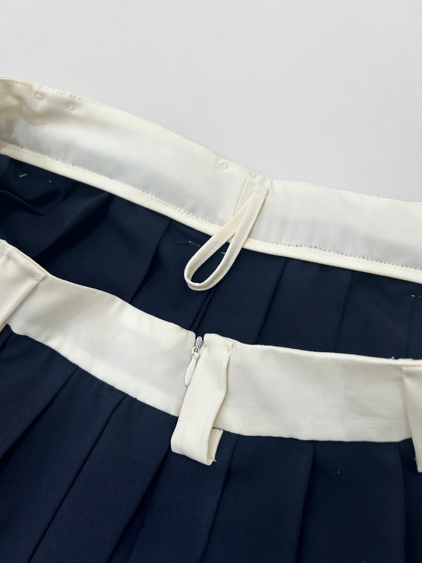25 new white edge wool pleated skirt