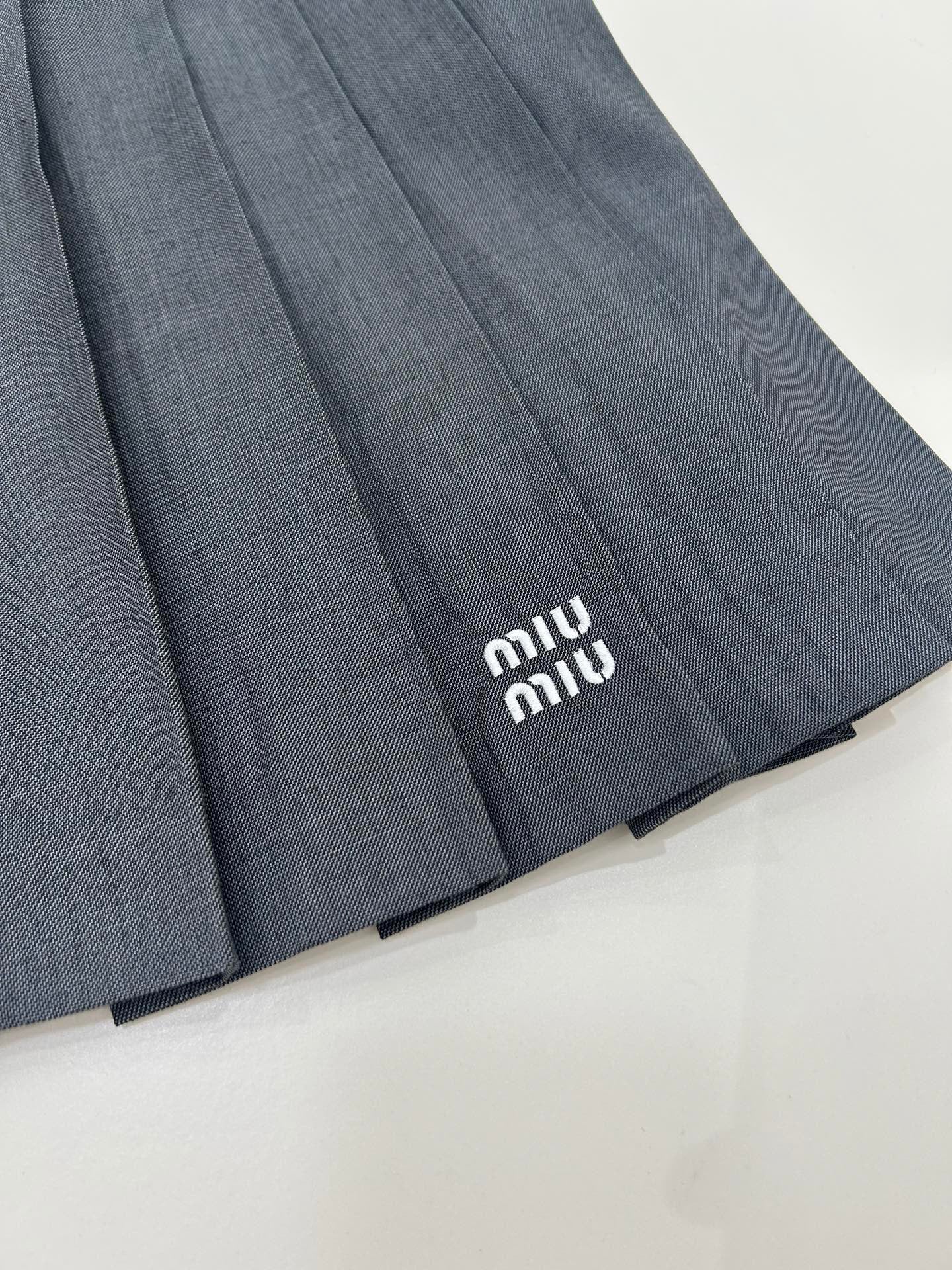 25 new white edge wool pleated skirt