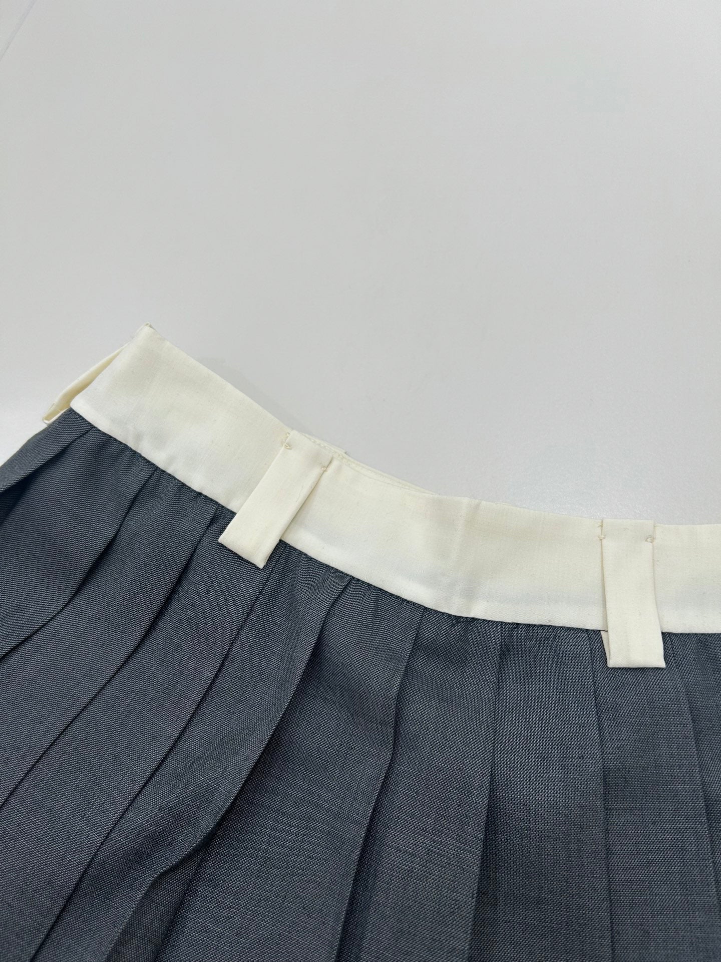 25 new white edge wool pleated skirt