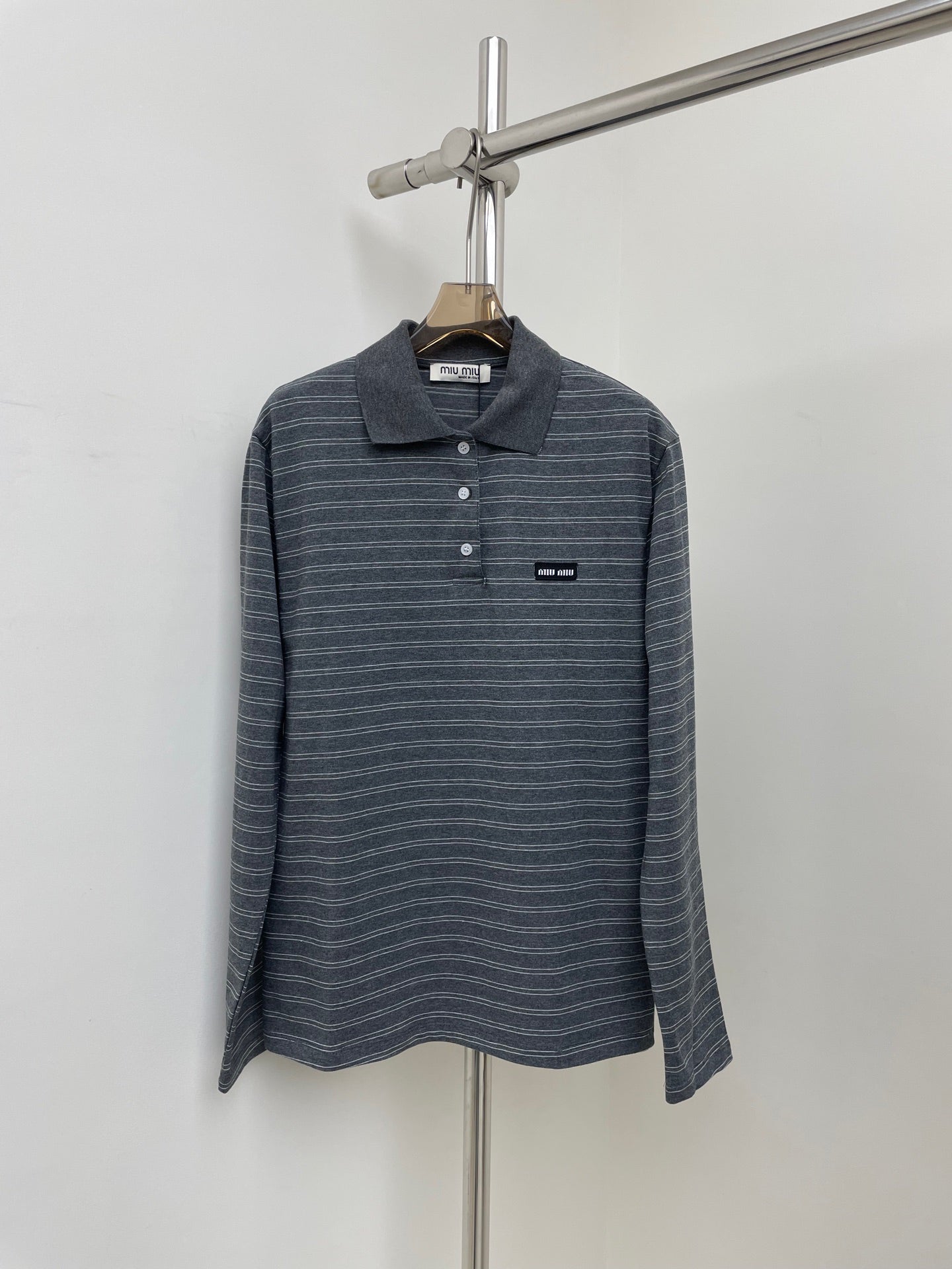 High-grade gray striped lapel long sleeve + shorts