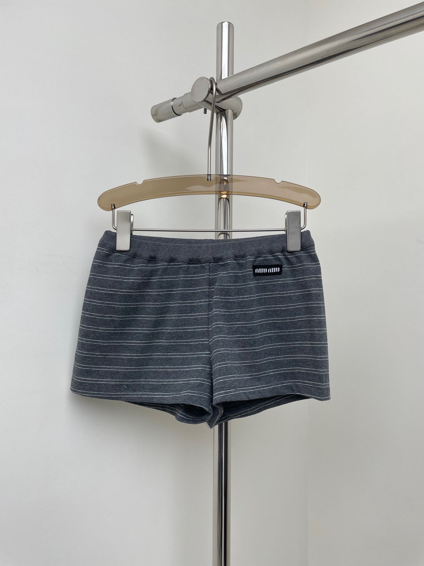 High-grade gray striped lapel long sleeve + shorts