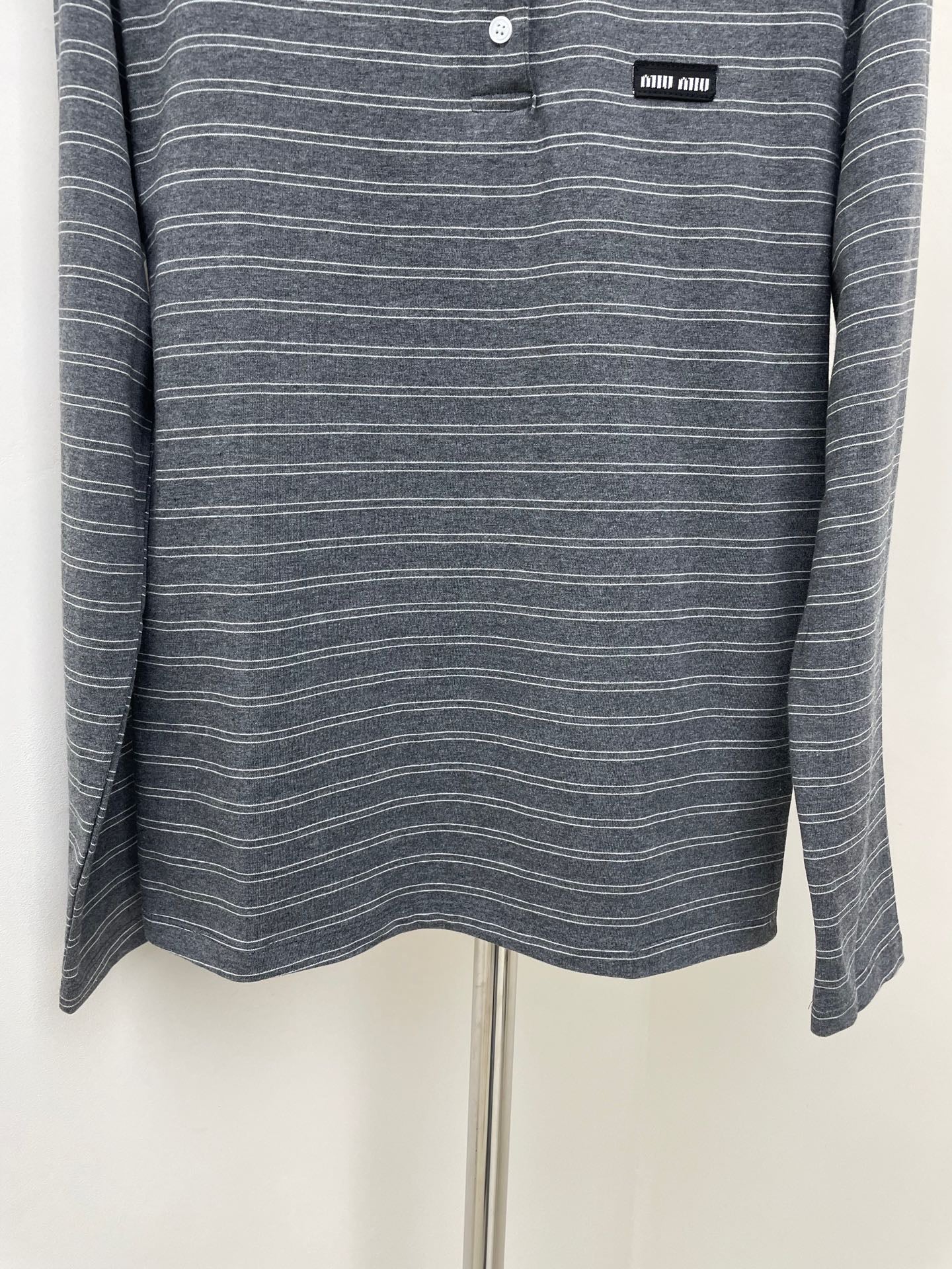 High-grade gray striped lapel long sleeve + shorts