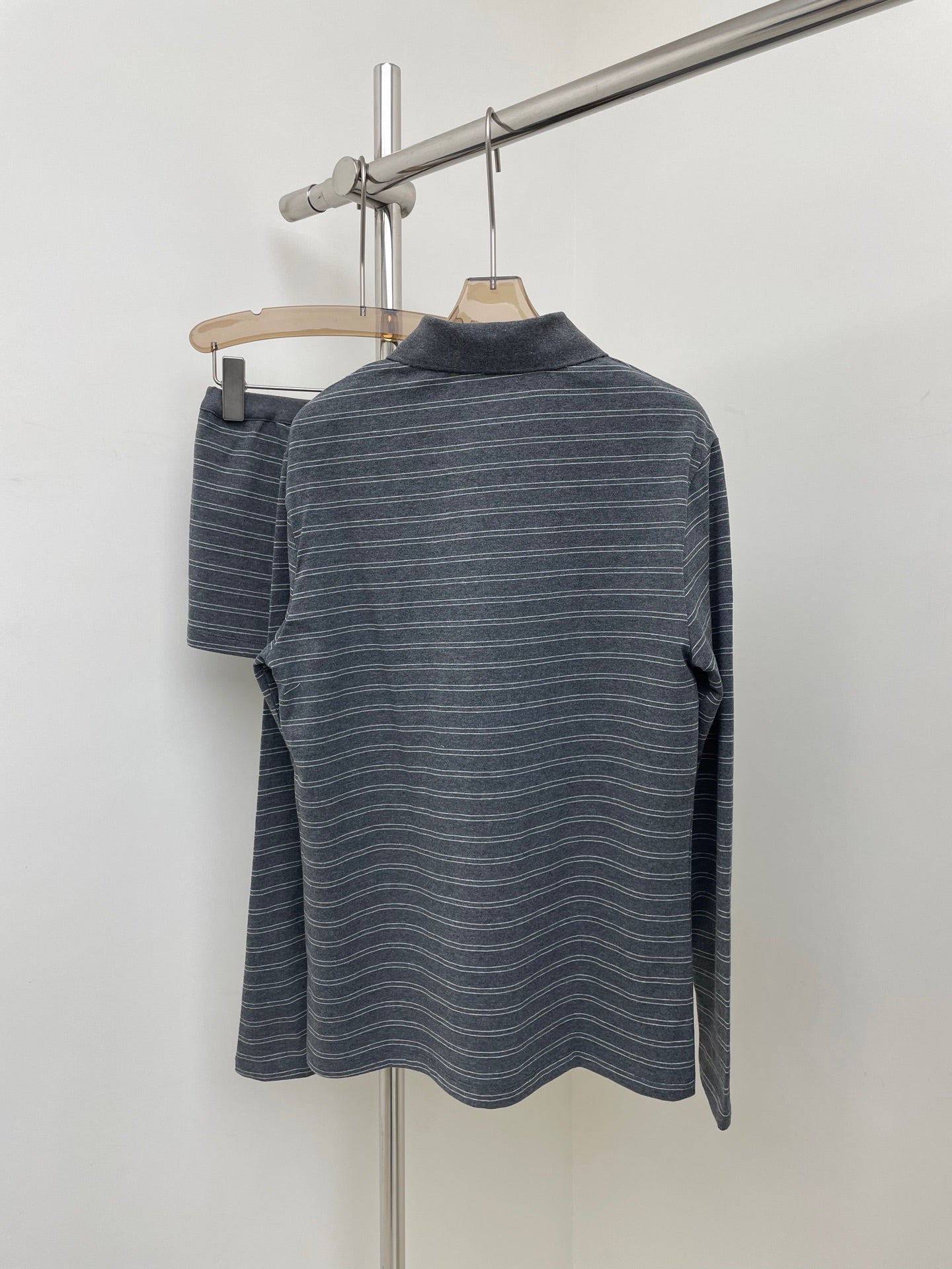 High-grade gray striped lapel long sleeve + shorts