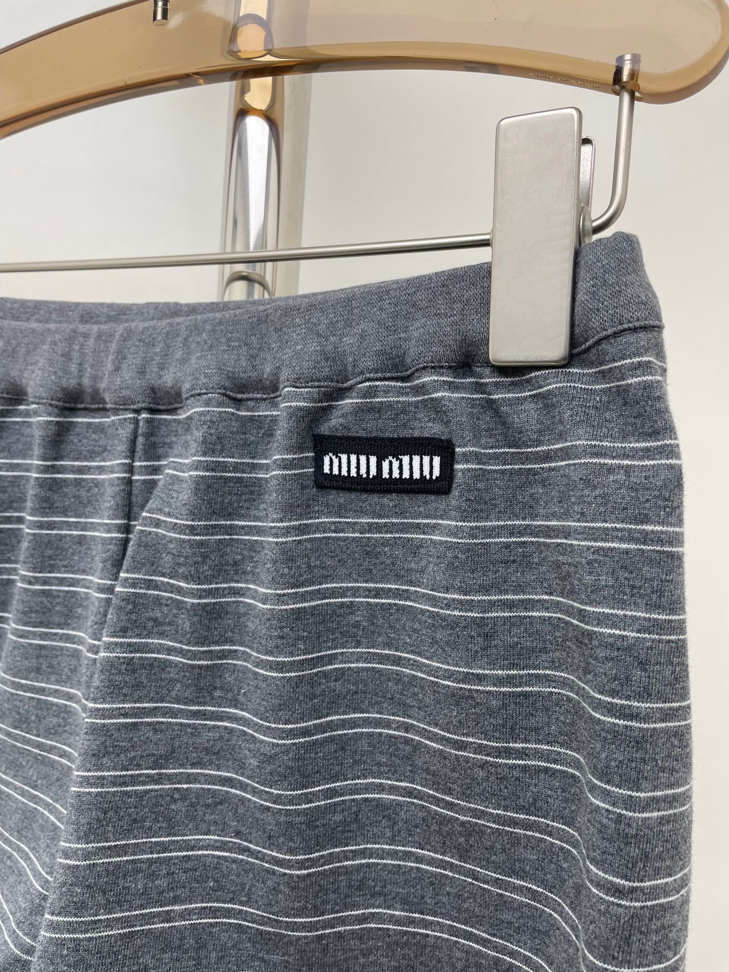 High-grade gray striped lapel long sleeve + shorts
