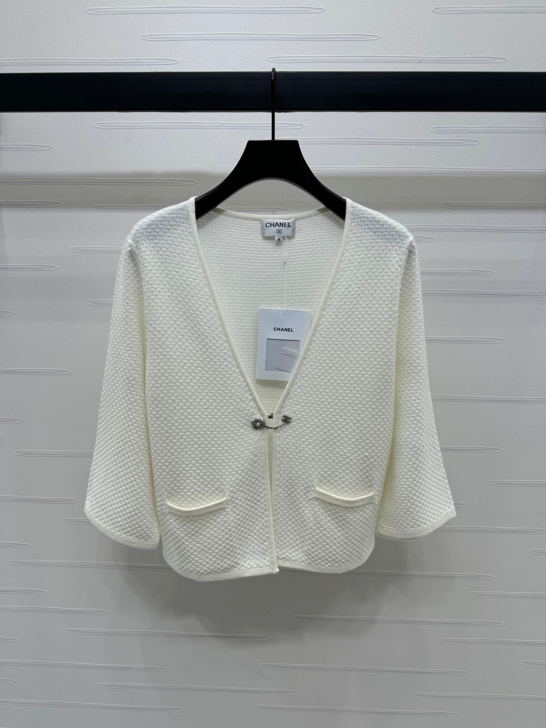 c 25 Double pocket V-neck knitted cardigan