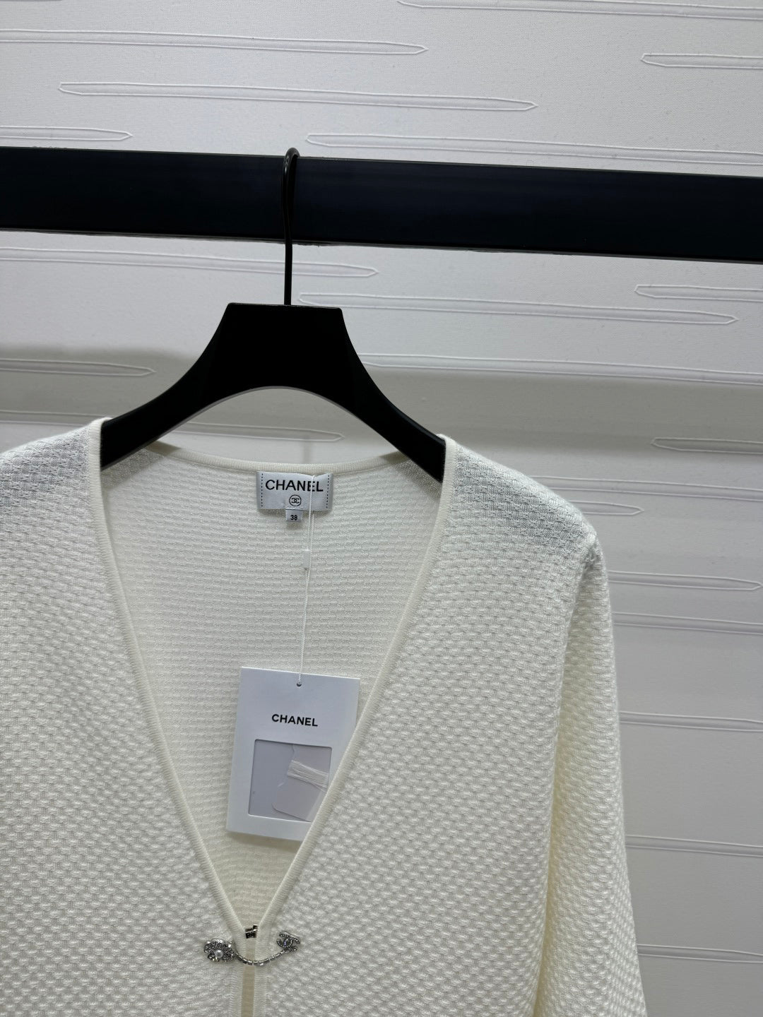 c 25 Double pocket V-neck knitted cardigan