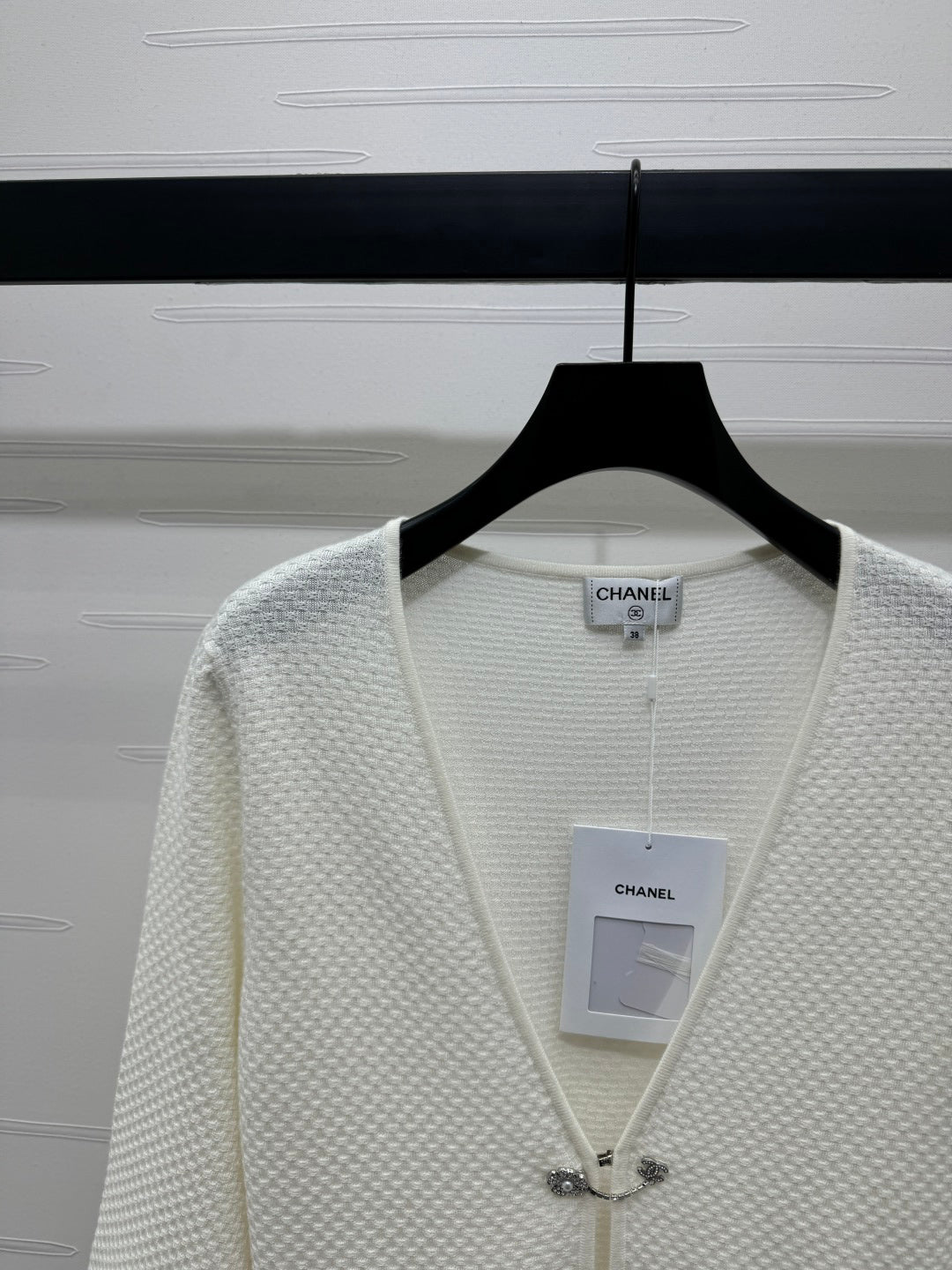 c 25 Double pocket V-neck knitted cardigan