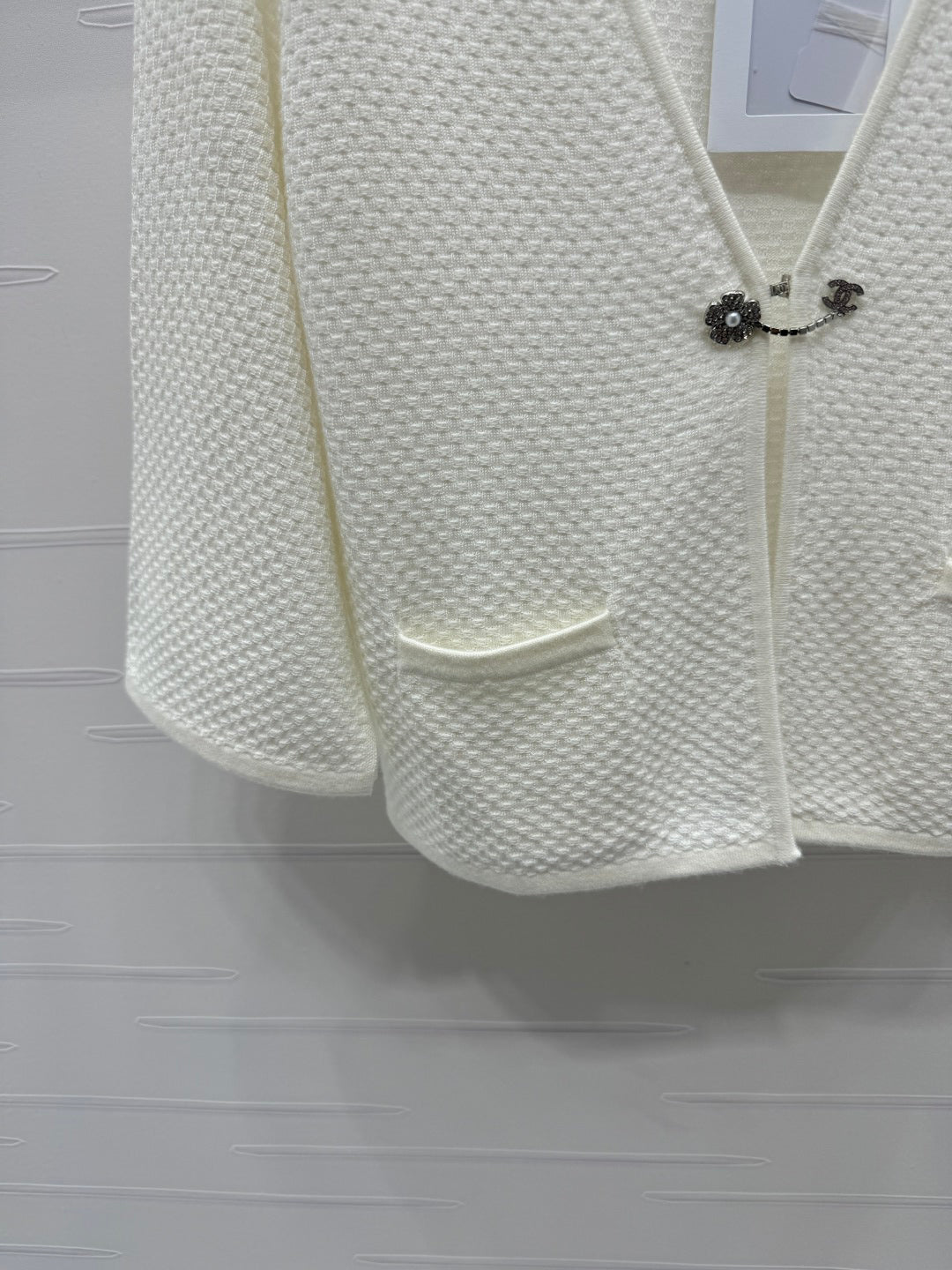 c 25 Double pocket V-neck knitted cardigan