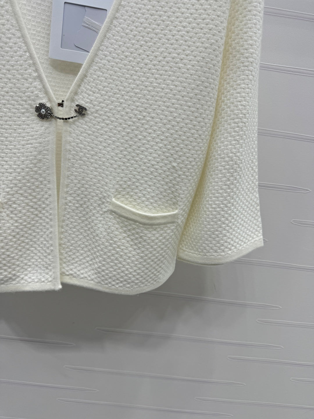 c 25 Double pocket V-neck knitted cardigan