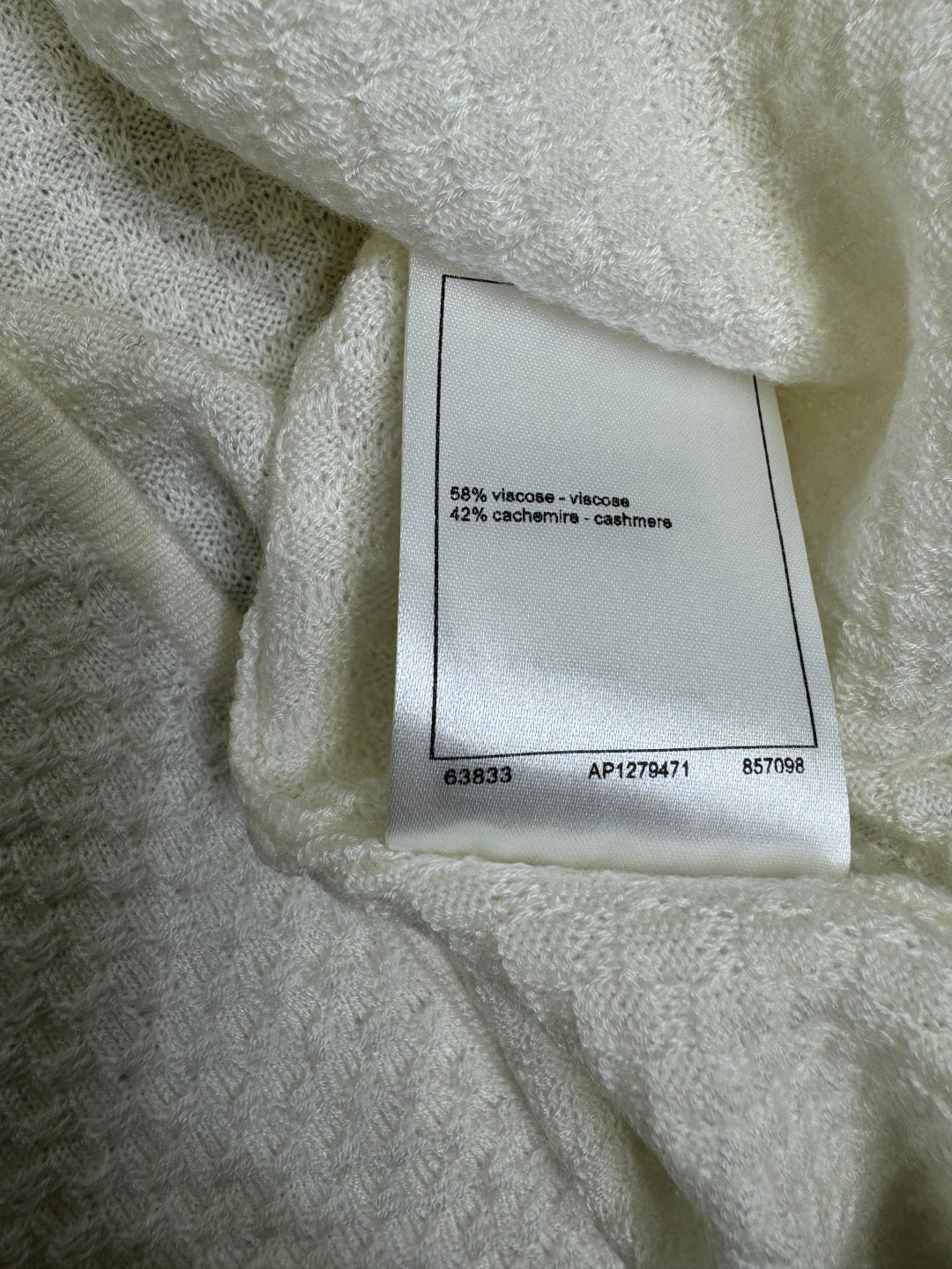 c 25 Double pocket V-neck knitted cardigan