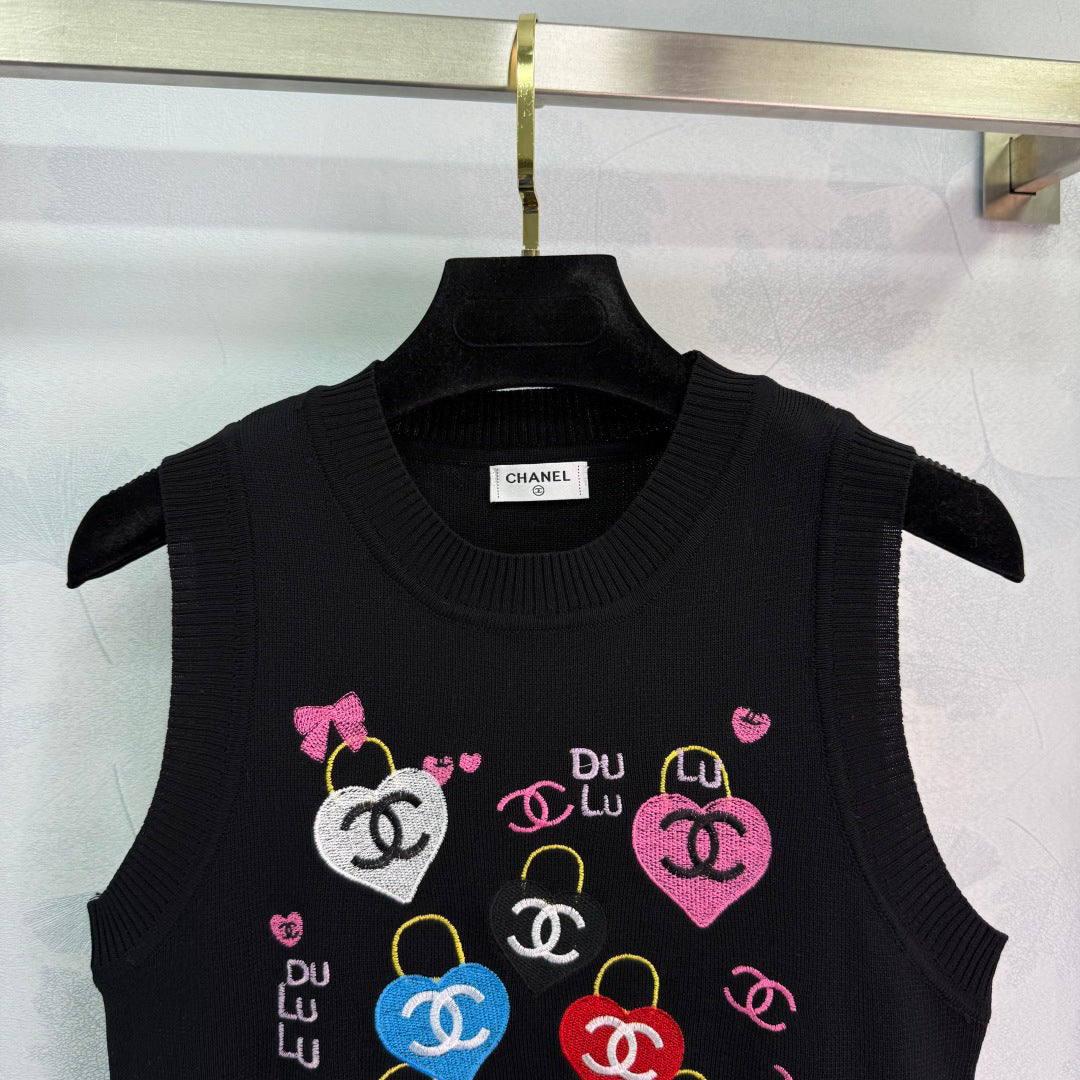 25 new Heart embroidered knitted vest